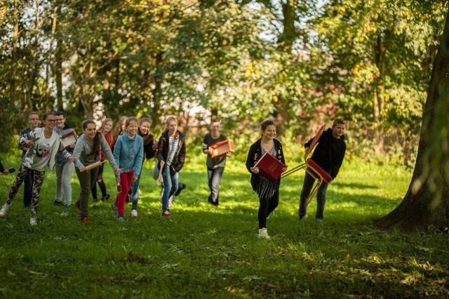 W ramach zgłoszenia do konkursu rojewska szkoła przygotowała zdjęcie, na którym uczniowie zaaranżowali scenkę ilustrującą okładkę książki "Magiczne drzewo. Czerwone krzesło"