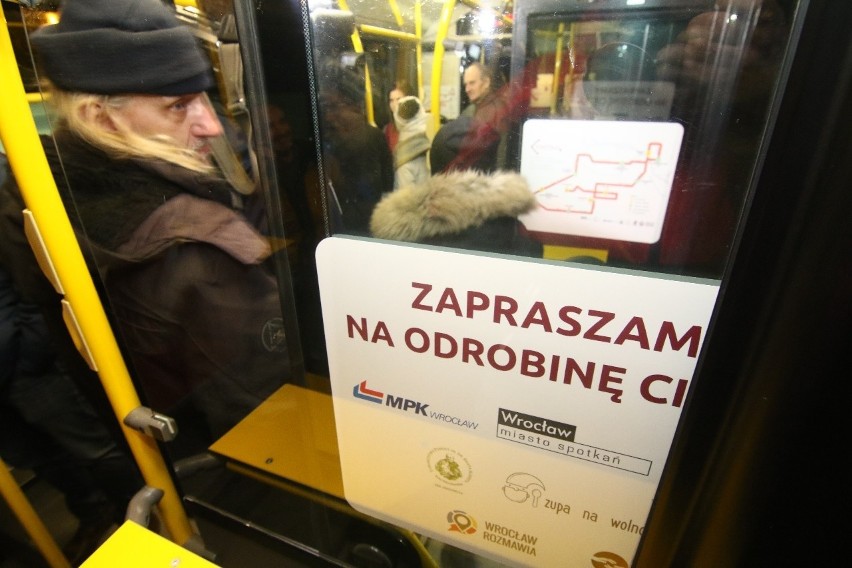 Ruszył autobus dla bezdomnych. Prezydent Wrocławia i prezes MPK pojechali pierwszym kursem