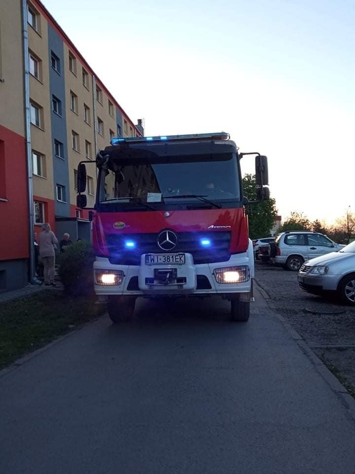 W jednym z bloków w Wierzbicy ewakuowali z mieszkania...