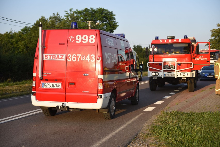 Groźny wypadek na DW 884 w Ruszelczycach w powiecie przemyskim. Ford focus uderzył w lancię, do szpitala zabrano 4 osoby [ZDJĘCIA]