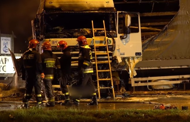 Wypadek w Białej Podlaskiej. Czołowe zderzenie rovera z ciężarówką. 21-letni kierowca zmarł na miejscu (ZDJĘCIA, WIDEO)