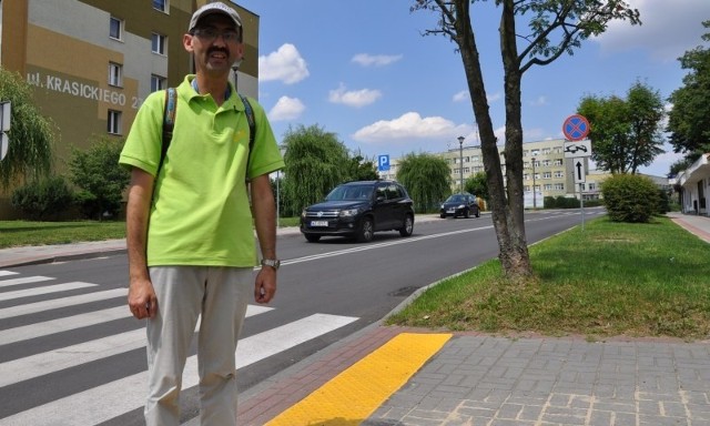 - Żółte linie zamontowano przy ul. Klonowej i sąsiedniej ul. Krasickiego w Oleśnie. To ułatwi osobom mającym problemy ze wzrokiem przechodzenie po pasach - mówi Adrian Dragon.