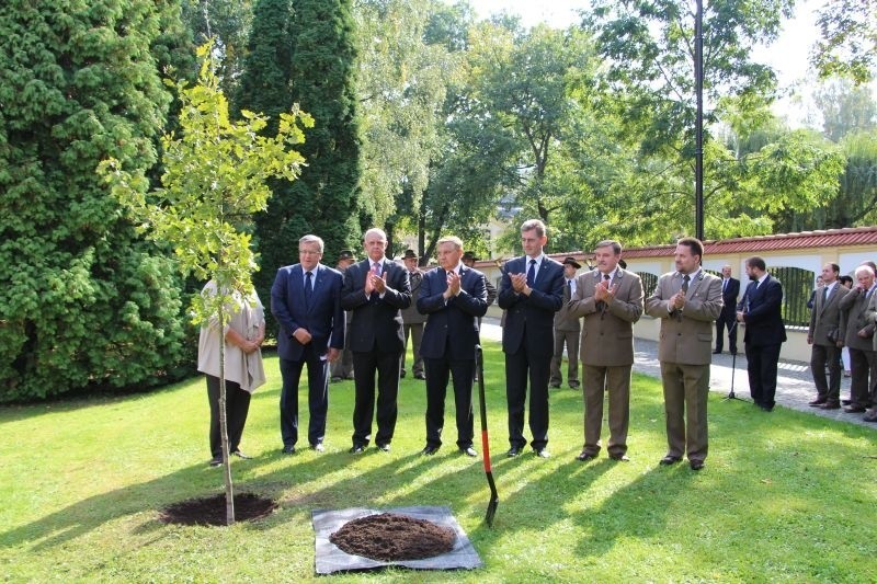 Prezydent Bronisław Komorowski w samo południe złożył kwiaty...