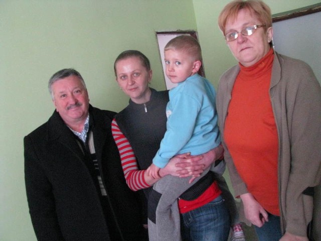 Mama Irena (od prawej), pani Kasia z synem Oskarkiem i Leszek Glezer w remontowanej kuchni