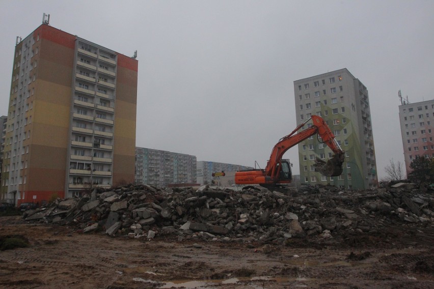 Trwa rozbiórka starej przychodni na Piątkowie