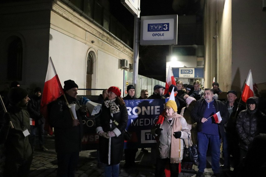 Protest przeciwko wyłączeniu TVP3 Opole. Pod siedzibą stacji zebrali się mieszkańcy [ZDJĘCIA]