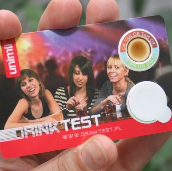 Karta Drink Test wygląda jak kolorowa karta kredytowa.