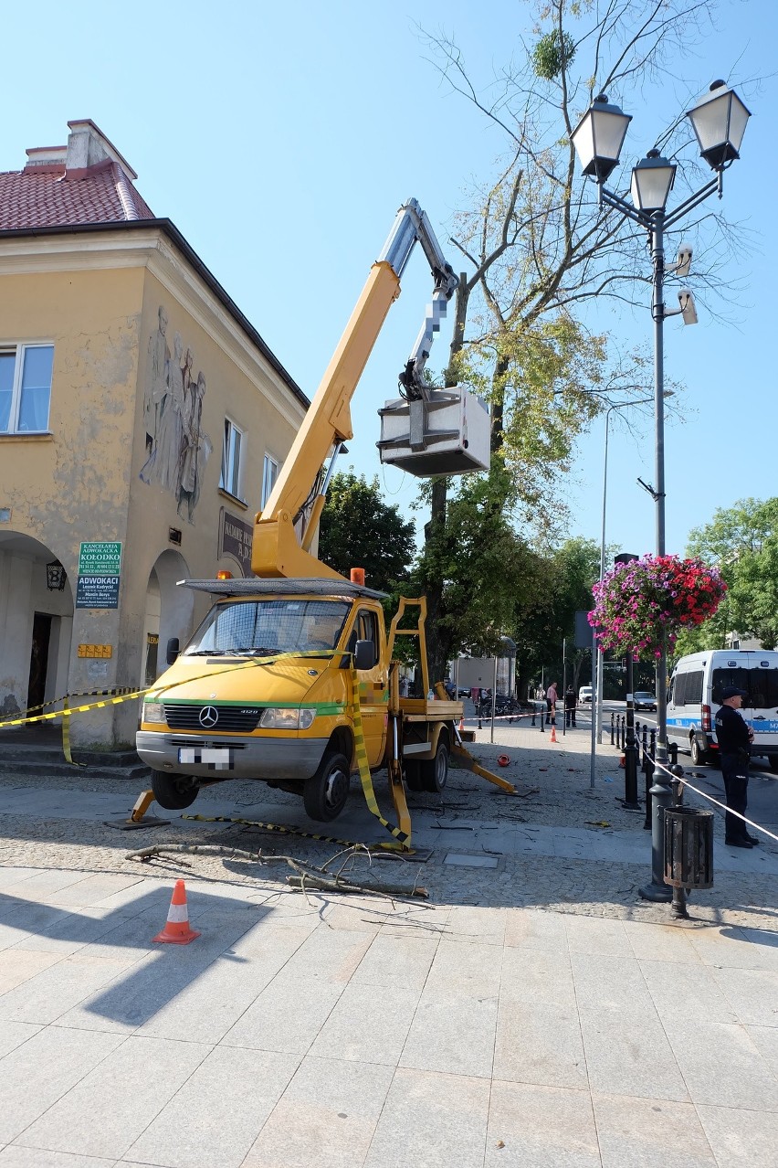 Wypadek na Rynku Kościuszki w Białymstoku. Mężczyźni spadli...