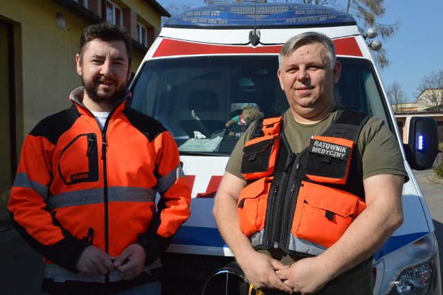 Karol Pięta (z lewej) w ostrowieckim pogotowiu ratunkowym pracuje od 11 lat. Dariusz Czupryński jest ratownikiem medycznym z 14- letnim stażem.