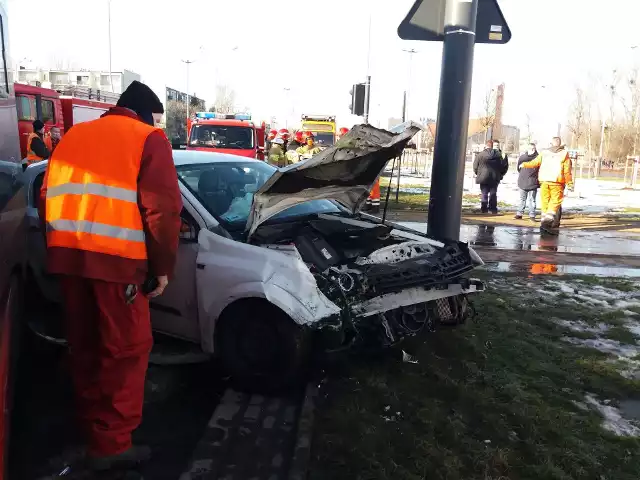 Do groźnie wyglądającego wypadku doszło w niedzielę, 21 lutego ok. godz. 14 na skrzyżowaniu ulic Bandurskiego i Wyszyńskiego. Kierująca samochodem osobowym kobieta nie zachowała należytej ostrożności i doprowadziła do zderzenia z jadącym prawidłowo tramwajem. WIĘCEJ INFORMACJI I ZDJĘCIA - KLIKNIJ DALEJ