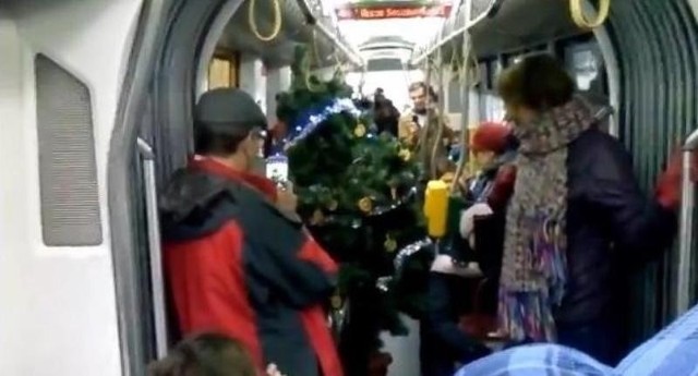 Człowiek-choinka w tramwaju MPK Poznań