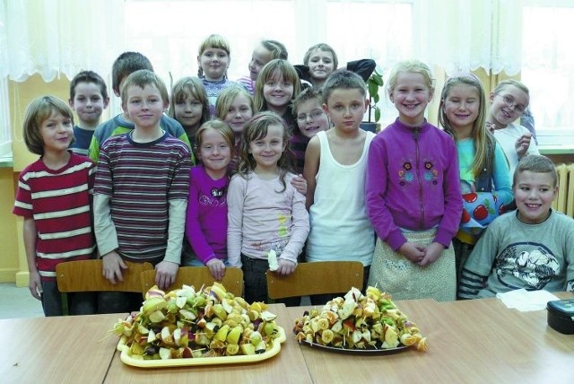 Wspólne drugie śniadania z mnóstwem warzyw i owoców, ziołowe ogródki klasowe, jak w SP 11, to sposób na pokazanie młodemu pokoleniu co to znaczy zdrowo jeść