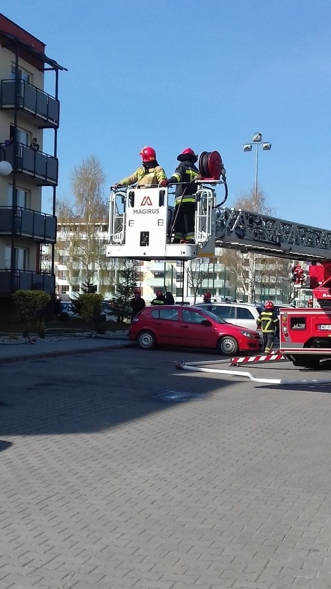 Pożar w bloku przy ulicy Paderewskiego w Radomiu. W użyciu była strażacka drabina