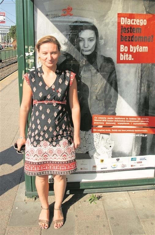 Aleksandra przypomina sobie jedną niekomfortową sytuację - gdy przypadkiem stanęła, w tej samej sukience co na zdjęciu, przy billboardzie