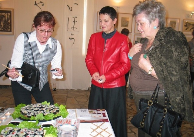Przy okazji otwarcia wystawy zwiedzający uczyli się... jeść japoński przysmak sushi.