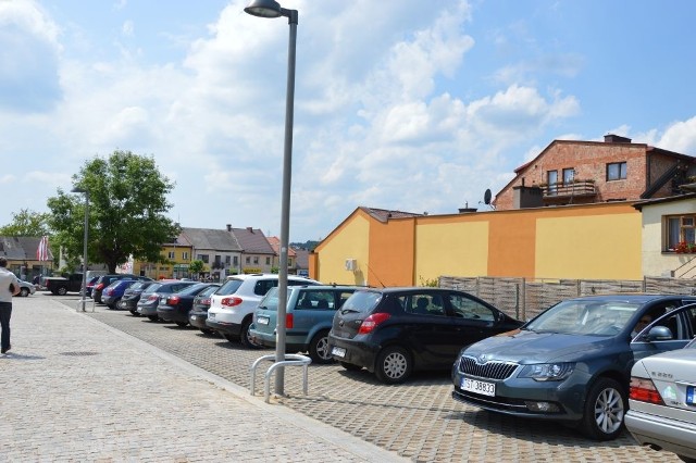   Na nowym parkingu przy rynku już parkują samochody.