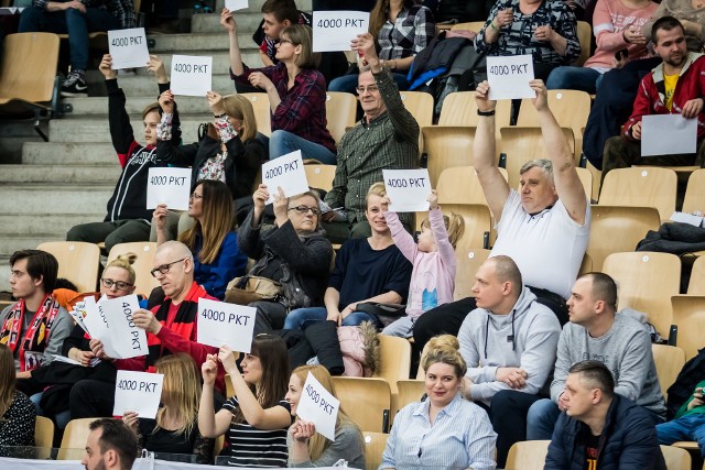 Enea Astoria Bydgoszcz uległa u siebie Politechnice Kraków 81:86 w kolejnym meczu I ligi. O porażce naszych koszykarzy przesądziła ostatnia kwarta przegrana 15:20. Przed spotkaniem uhonorowano Doriana Szyttenholma, który w środę w Pruszkowie przekroczył granicę 4000 punktów zdobytych w barwach Asty. Po sobotnim meczu ma ich już na koncie 4026 i jest trzecim w historii najskuteczniejszym graczem bydgoskiego klubu. Gratulujemy! Zobaczcie zdjęcia z meczu i trybun >>>  