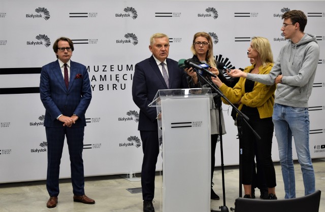 Prezydent Tadeusz Truskolaski i prof. Wojciech Śleszyński, dyrektor Muzeum Pamięci Sybiru, podczas konferencji o programie uroczystości 17 września 2022 roku