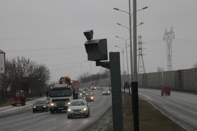 Szare maszty fotoradarów mają zniknąć z dróg