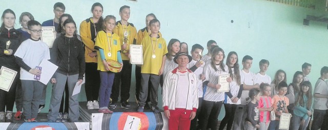 Dekoracja za rywalizację w klasyfikacji drużynowej. Trzecie miejsce zajęła Karima Prząsław.