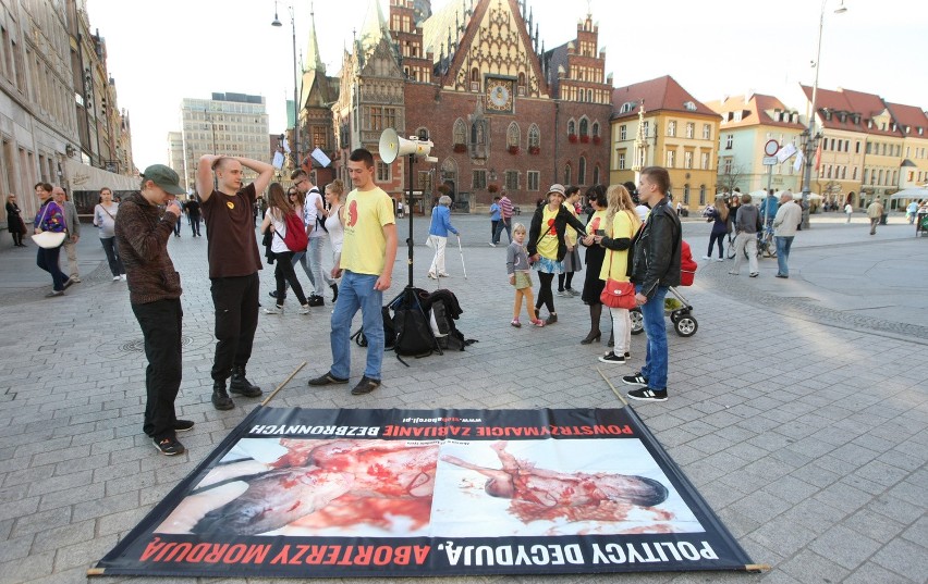 Kontrowersyjne zdjęcia martwych płodów znów na wrocławskim Rynku
