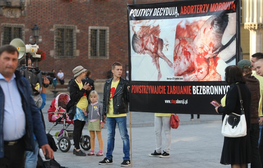 Kontrowersyjne zdjęcia martwych płodów znów na wrocławskim Rynku