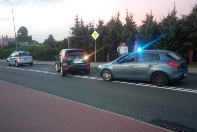 Kryminalni z Bydgoszczy zatrzymali dwóch mężczyzn podejrzanych o kradzieże aut. Złodzieje wpadli w Chojnicach. Policja nie wyklucza dalszych zatrzymań. Wszystko zaczęło się od ustaleń policjantów z Wydziału Kryminalnego Komendy Miejskiej Policji w Bydgoszczy. Z ich wiedzy wynikało, że na terenie województwa może dojść do kradzieży pojazdu. Natomiast osobami odpowiedzialnymi za kradzież mogą być dwaj bydgoszczanie.Więcej informacji w dalszej części galerii >>>