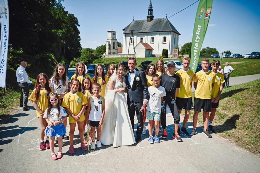 Znany lekkoatleta, a obecnie trener i prezes klubu Athletics Busko-Zdrój poślubił Natalię. Bramy weselne w postaci konkurencji sportowych!