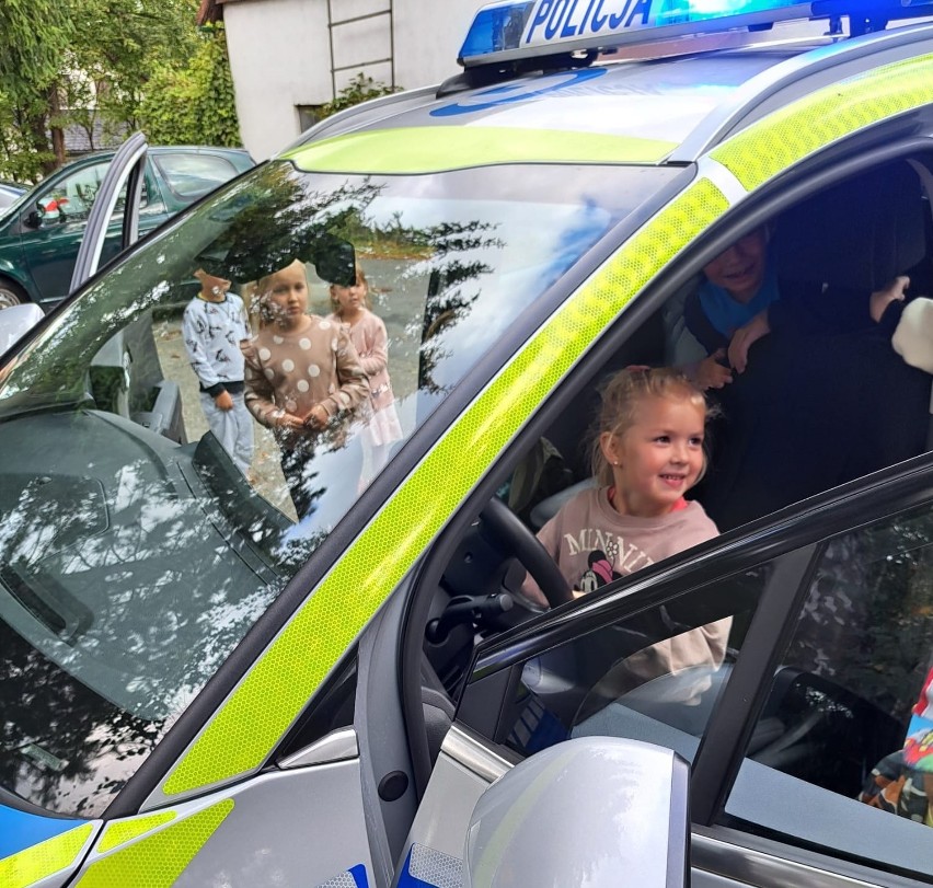 Policjanci odwiedzili przedszkola w Przeciszowie i...