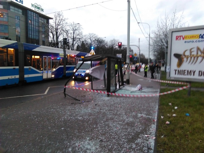 Wypadek na Grabiszyńskiej. Auto wjechało w przystanek, 3 osoby ranne (FILM, ZDJĘCIA)