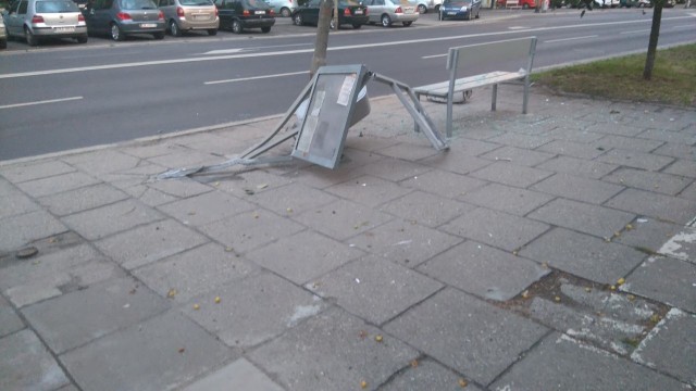 Wypadek na Zachodniej. Młody kierowca wjechał w przystanek