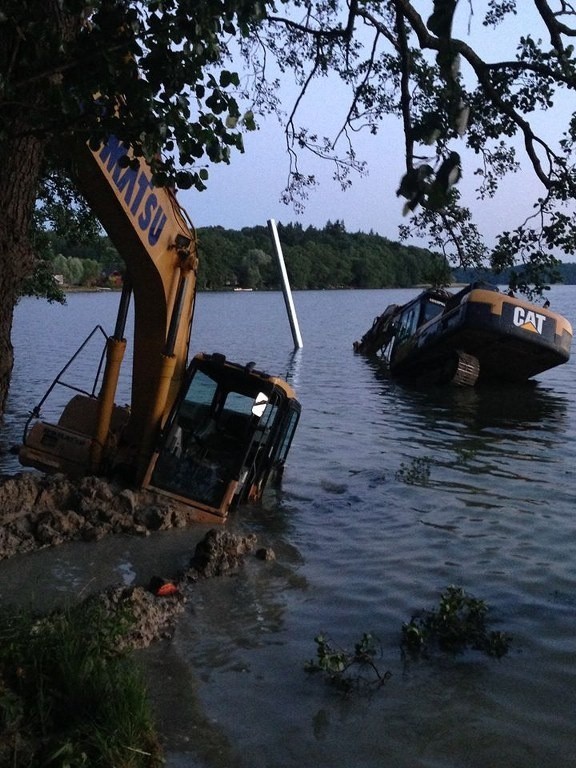 Koparka budująca pływający pomost w Starym Drawsku, utonęła w mule. Druga też została unieruchomiona. Zdjęcie ilustrujące zdarzenie przesłał nam Internauta na www.alarm24.pl.