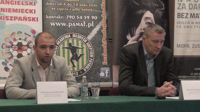 Organizatorzy turnieju  Wojciech Jagodziński (z lewej) oraz Maciej Stęczniewski podczas środkowej konferencji prasowej.