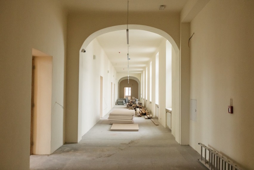 Szkoła Vetterów w Lublinie coraz bliżej końca remontu. Jak teraz wygląda w środku zabytkowy budynek? Zobacz najnowsze zdjęcia