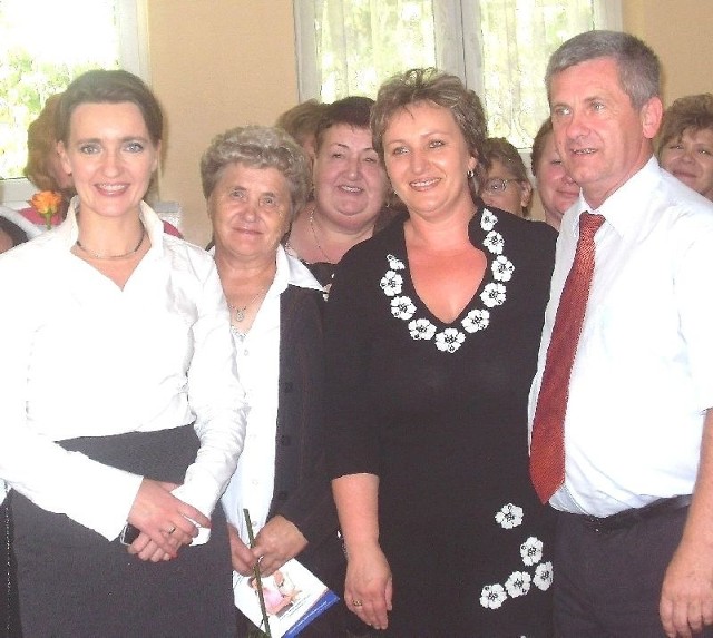 Henryce Krzywonos (w drugim rzędzie, w środku) towarzyszyli w Broninie poseł Marzena Okła-Drewnowicz (z lewej) i buski kandydat na senatora Andrzej Zoch. 
