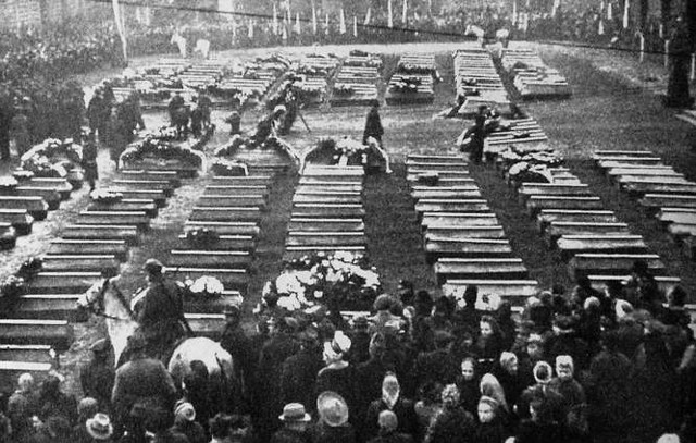 1 grudnia 1945 r. na Starym Rynku odbył się manifestacyjny pogrzeb ofiar, których szczątki ekshumowano na cmentarzu przy ul. Szubińskiej,  na Cmentarzu Nowofarnym przy Artyleryjskiej oraz w prochowni na Jachcicach