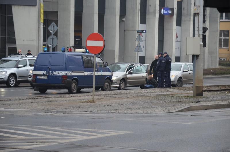 Wrocław: Zatrzymanie na Kazimierza Wielkiego. Kierowca w kajdankach (ZDJĘCIA)