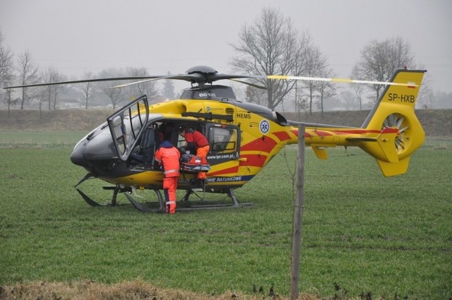 Helikopter z chorym wylądował na polu obok drogi wojewódzkiej w Oleśnie. Powodem awarynego lądowania była słaba widoczność.
