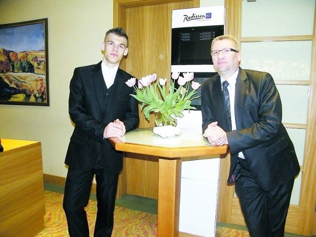 Krzysztof Krychowiak z opiekunem Piotrem Nogackim w warszawskim hotelu Radisson
