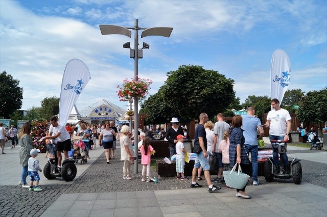 Jedna z akcji promocyjnych na deptaku w Międzyzdrojach. Do rąk wczasowiczów trafiają m.in. ulotki informacyjne i mapki