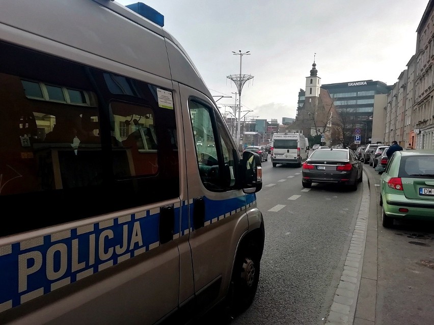 BMW wylądowało na torowisku przed pl. Dominikańskim. Trafiło...