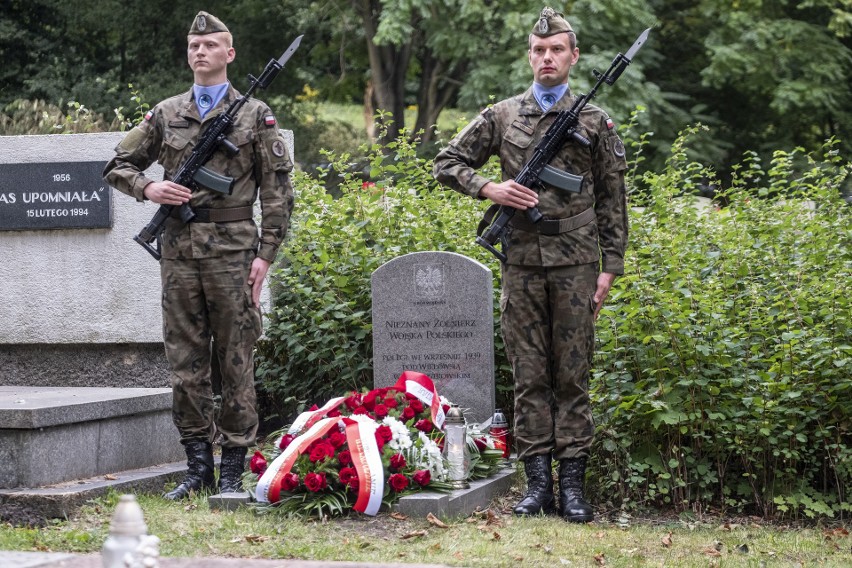 Przed mogiłą Nieznanego Żołnierza na Cmentarzu Bohaterów...