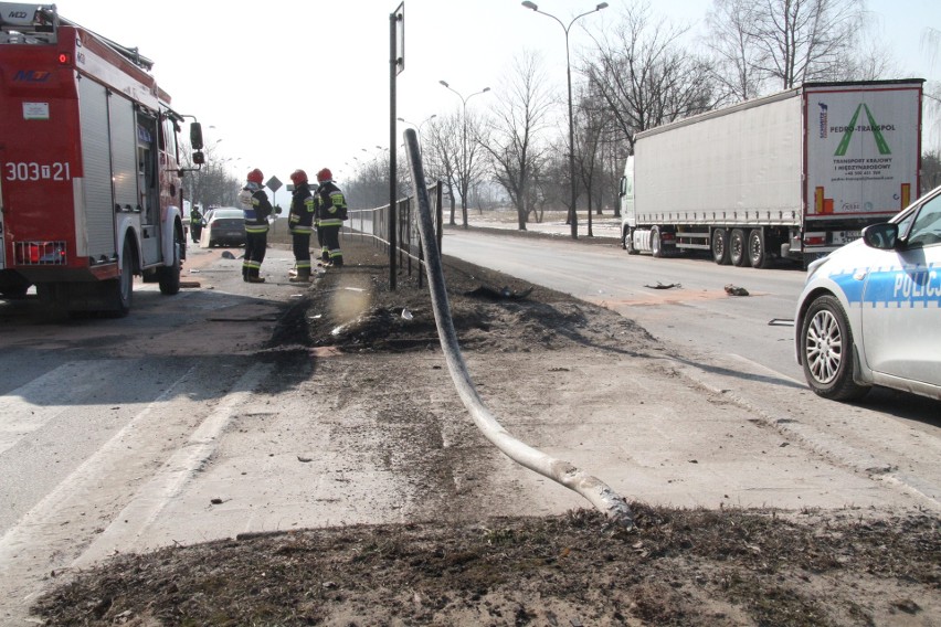 Groźne zderzenie na skrzyżowaniu Jagiellońskiej i Karczówkowskiej w Kielcach. Jeden z kierowców uciekł