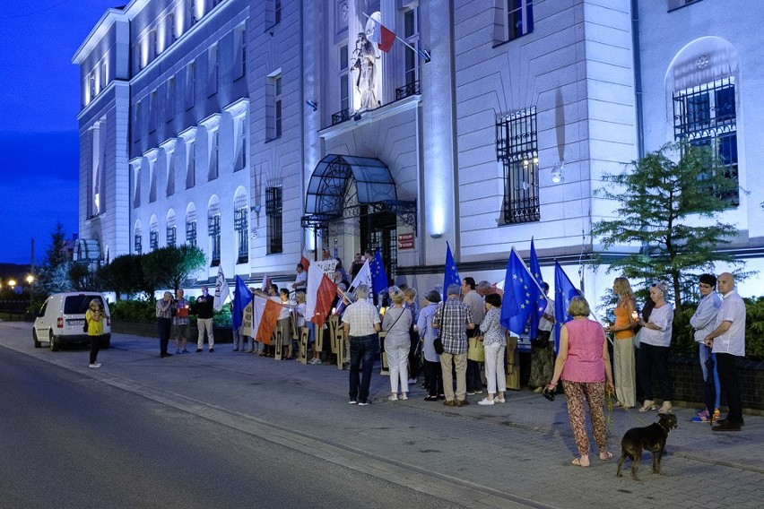 Tarnów. Protest pod budynkiem sądu [ZDJĘCIA]   