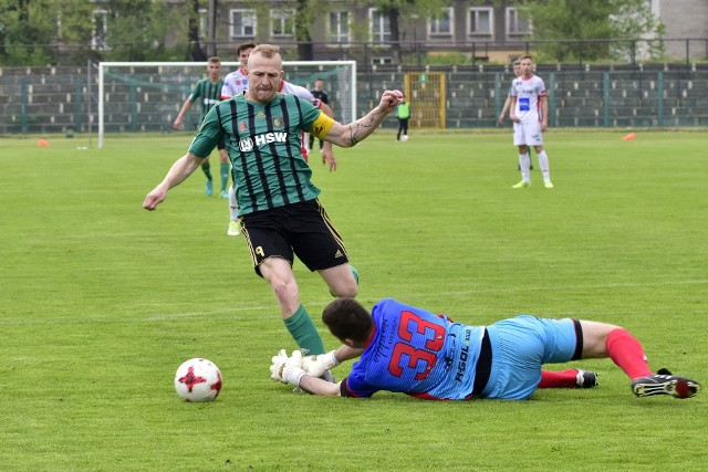 Napastnik Stali Stalowa Wola Adrian Gębalski (zielono-czarny strój) zagrał przeciwko Rybnikowi bardzo dobre spotkanie, strzelił gola, zaliczył asystę, a Stalówka wygrała.