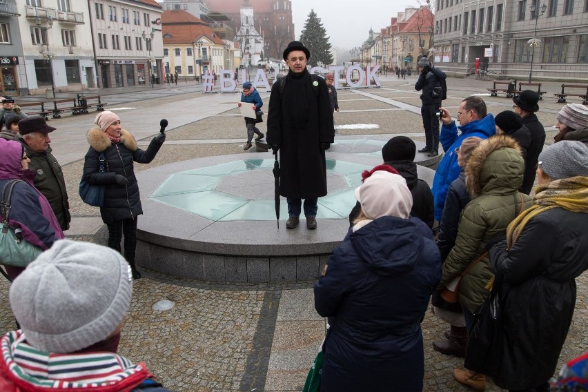 Adam Grabowski, przewodnik PTTK, podczas spaceru w sobotni...