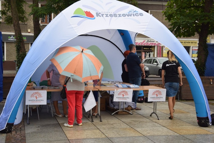 Seniorzy na koncercie Waweli. Krzeszowickie integracje z tańcami przed sceną [ZDJĘCIA]