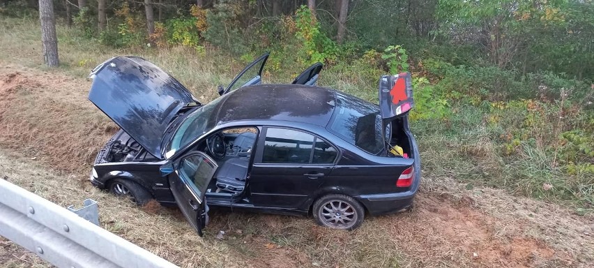 Barszczewo. BMW wypadło z drogi. Jedna osoba w szpitalu