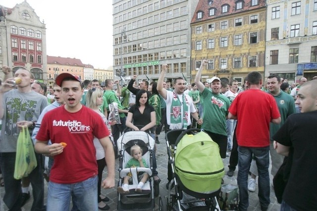 Kibice świętują wicemistrzostwo Śląska na wrocławskim rynku
