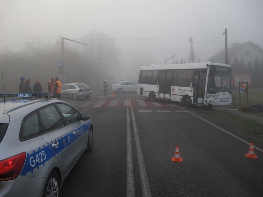 Zderzenie autobusu z osobówką w Bielanach pod Kętami. Wszystko przez mgłę?